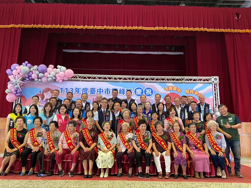 5全體模範母親大合照
