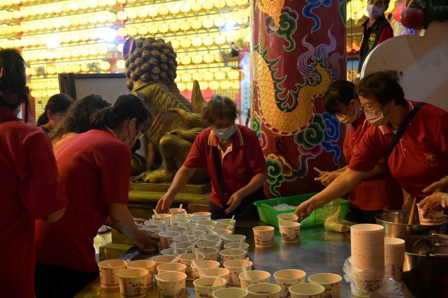 南天宮志工媽 媽準備甜品供民眾享用