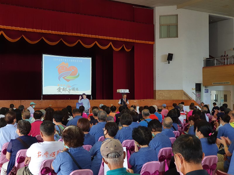 109年愛鄰守護志工繼續教育訓練 區長陳宗祈嘉勉各里愛鄰守護隊志工及及宣傳各項政策
