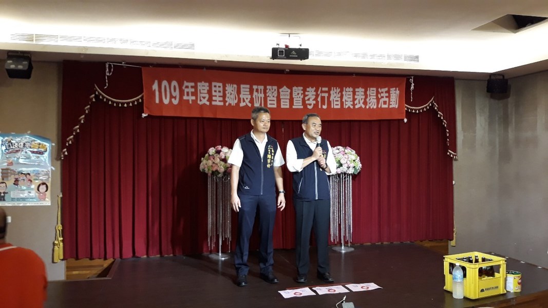 市府陳副秘書長如昌蒞臨會場，並向在座里鄰長及貴賓致意